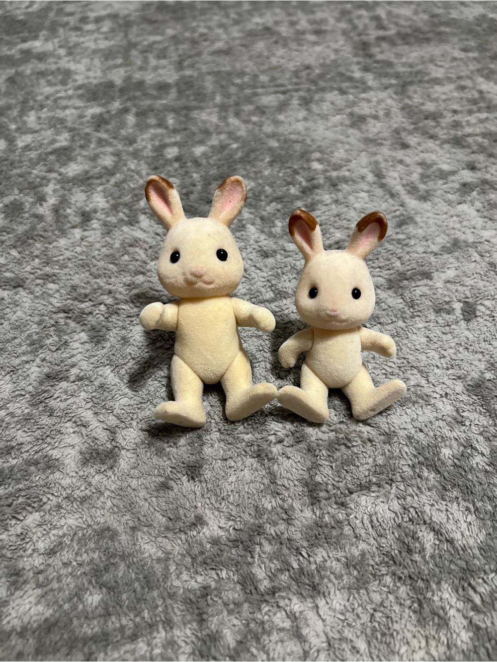 6 Sylvanian Family Calico Critters, bunnies, mouse & hedgehog. - Picture 4 of 12